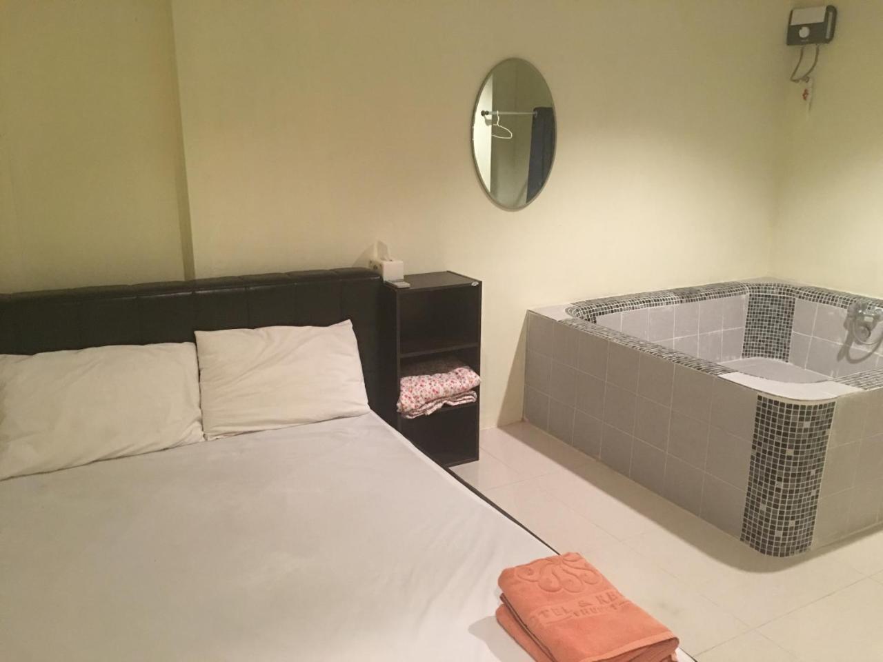 The Baan Nathong Hostel Bangkok Exterior photo
